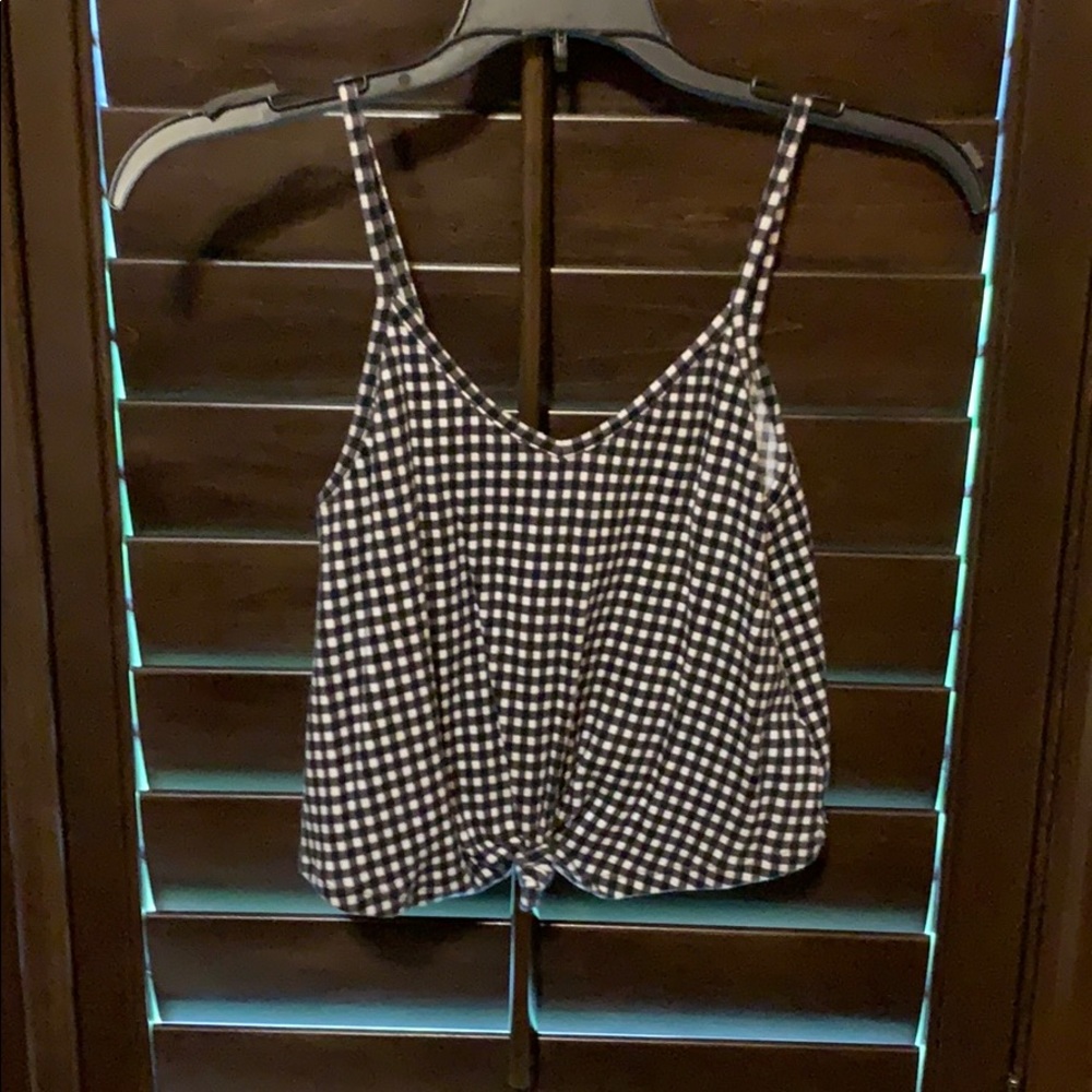 Cropped and tied tank top